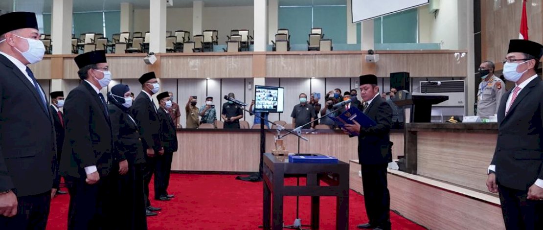 Gubernur Sumsel, H Herman Deru, melantik Komisioner KIP, Komisaris Independen BPR dan Komisaris Independen Bank Sumsel Babel.