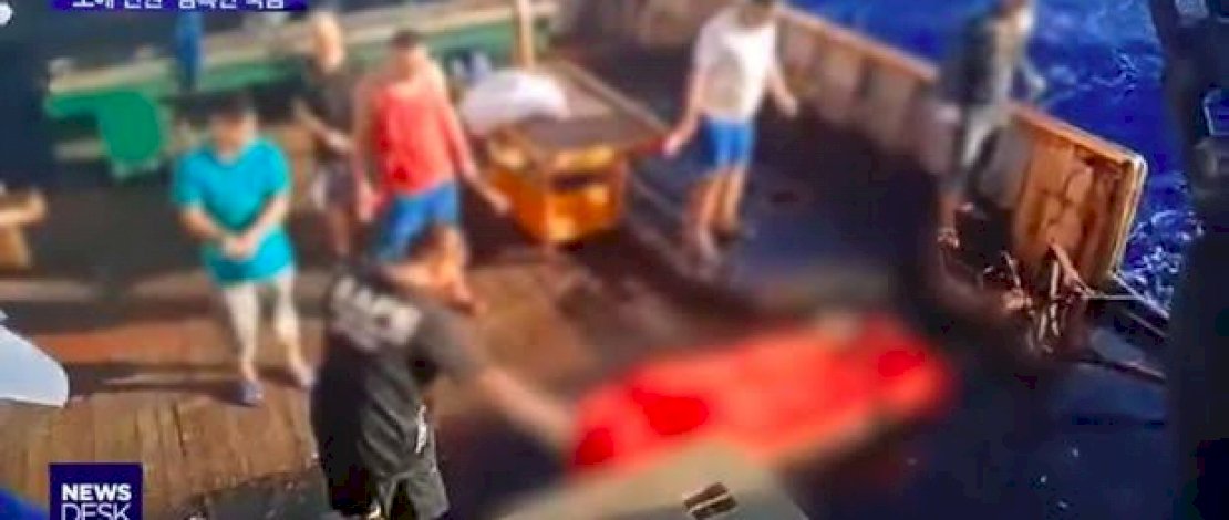 Pelarungan jenazah WNI yang disiarkan televisi Korea Selatan.