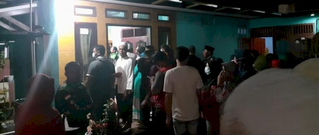 TKP penemuan jasad Bunda Maya, juga warga yang memadati rumah korban. (Sumber: Detik)