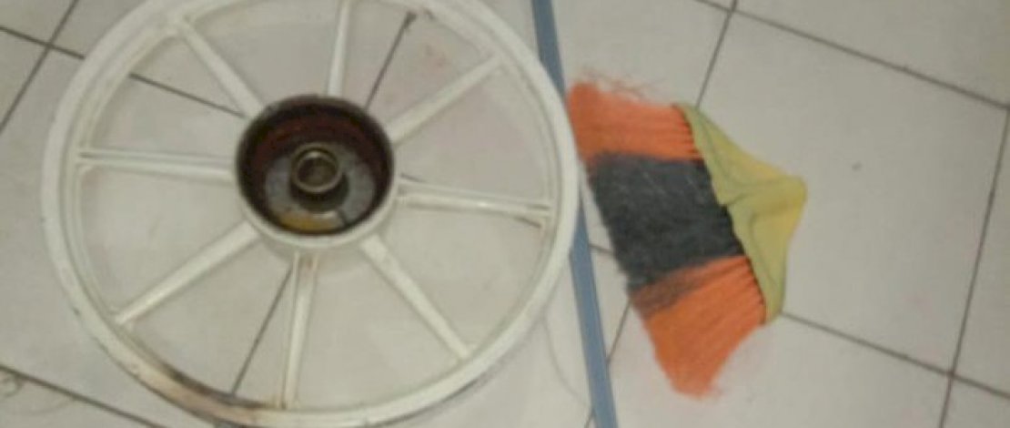 Barang bukti, pelek motor dan gagang sapu yang digunakan menganiaya korban.