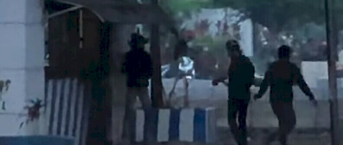 Pelaku yang diduga pelempar bom molotov di pos polantas Jl AP Pettarani.