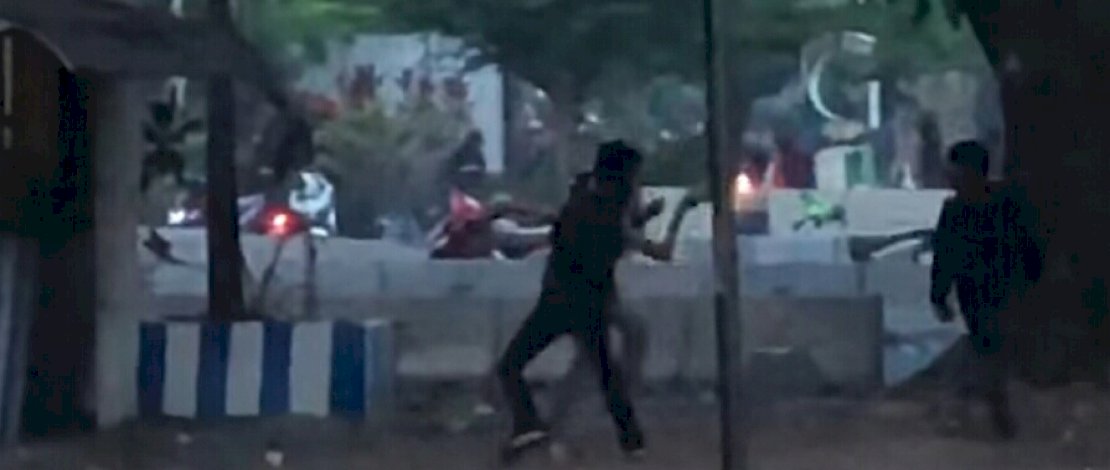 Pelaku yang diduga pelempar bom molotov di pos polantas Jl AP Pettarani.