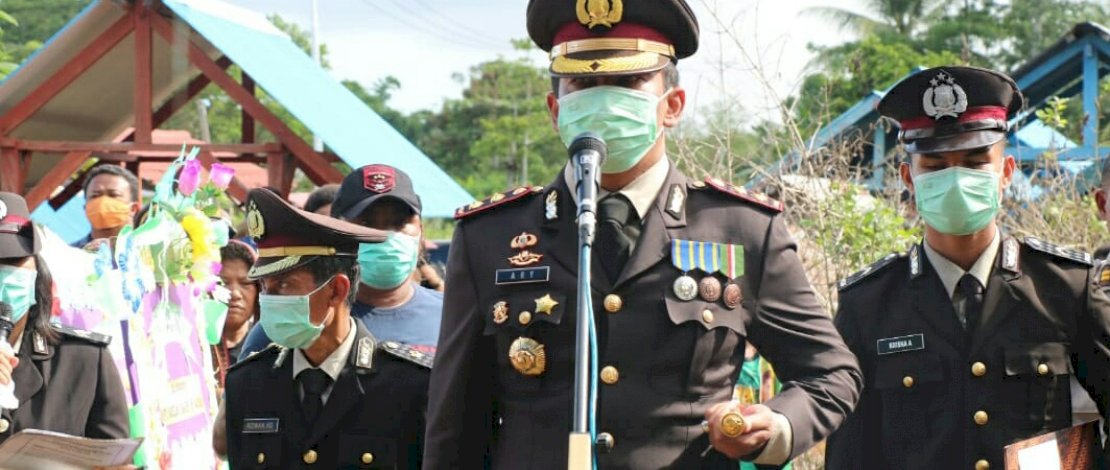 Prosesi pemakaman Briptu Pol Marcelino Rumaikewi.