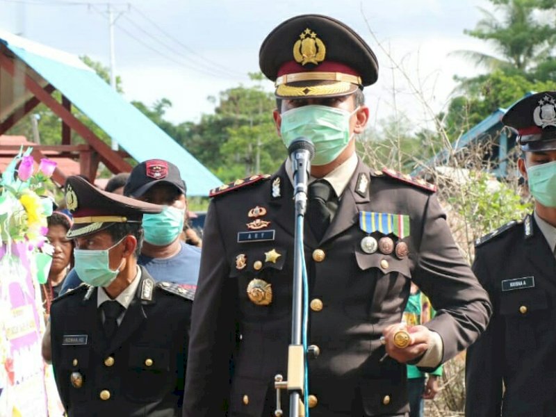 Isak Tangis Warnai Pemakaman Briptu Marcelino Rumaikewi
