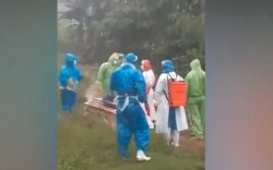 Meski Diguyur Hujan, Petugas Medis Makamkan Pasien Corona di Kendari