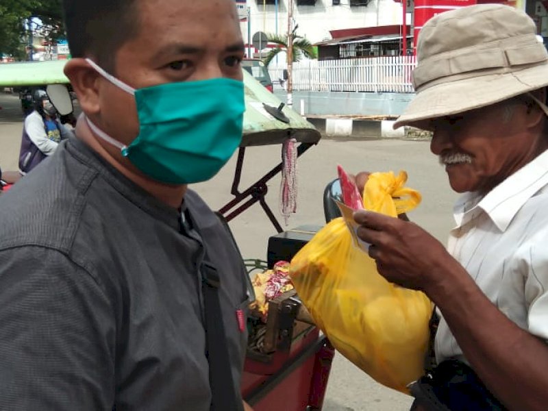 Rio Padjalangi Bagi 1000 Paket Sembako untuk Dhuafa
