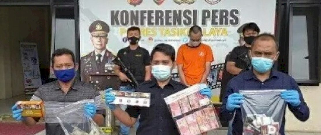 RJ, kepala toko Alfamar Sukarame saat dihadirkan dalam konferensi pers di Polres Tasikmalaya. (Sumber: Ayobandung.com)