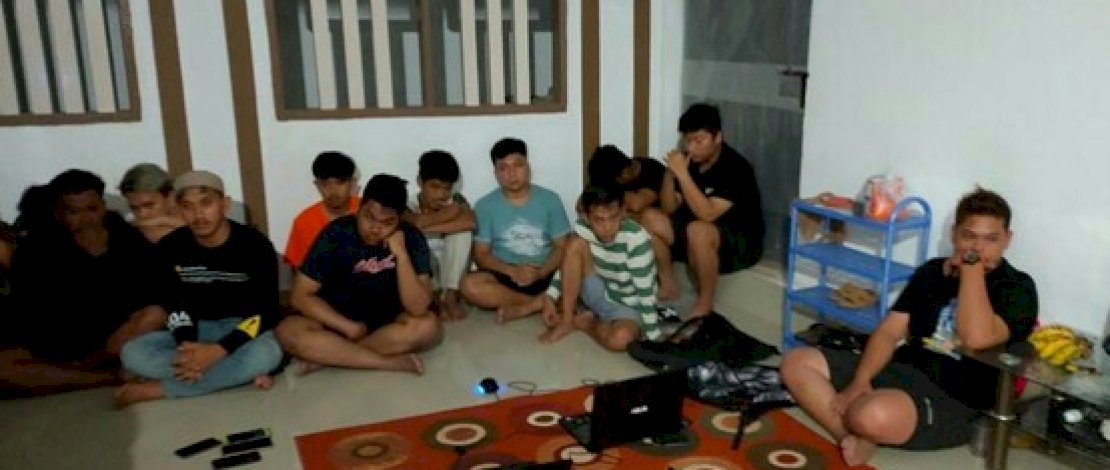 Ini 19 tersangka pembobol kartu kredit dari Soppeng. Ini 19 tersangka pembobol kartu kredit dari Soppeng.