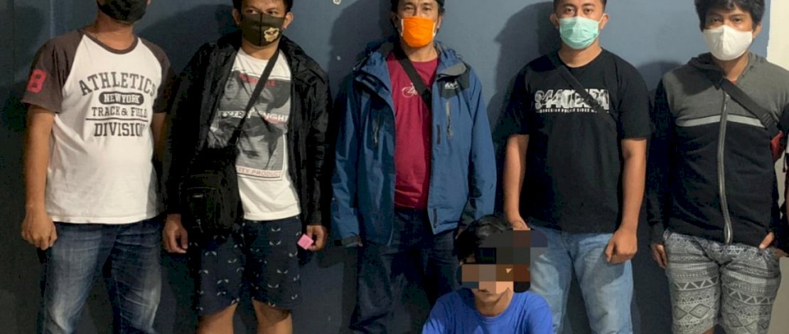 Pelaku penikaman terhadap ayah tirinya saat dibekuk polisi.