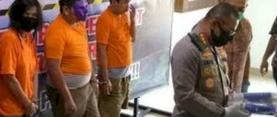 Ketiga tersangka dihadirkan pada konferensi pers pembunuhan terhadap Elvina di Mapolrestabes Medan.