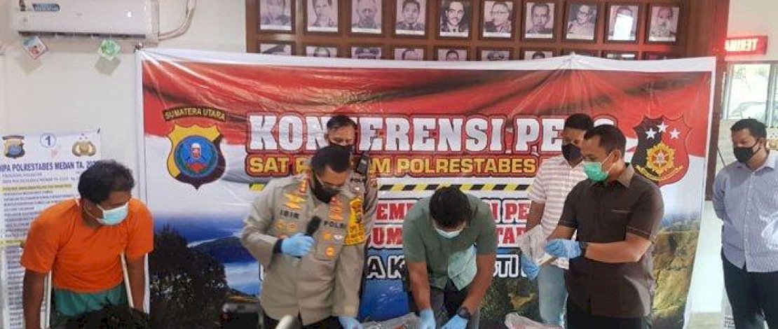 Tomi Keliat (kiri), saat dihadirkan pada konferensi pers di Polrestabes Medan. (Sumber: Tribunnews) Tomi Keliat (kiri), saat dihadirkan pada konferensi pers di Polrestabes Medan. (Sumber: Tribunnews)
