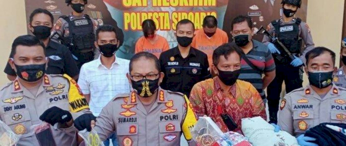 Polisi menghadirkan dua pelaku pembunuhan majikan, dalam konferensi pers.
