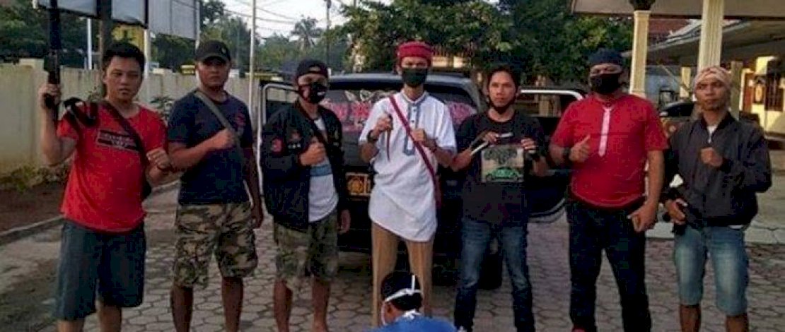 Pelaku pembunuh nenek mertua (baju biru), dibekuk petugas. (Foto: tribunnews)