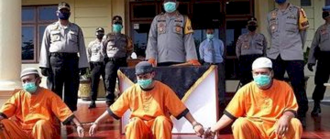 Tiga bersaudara pembunuh Robert dan Anang.