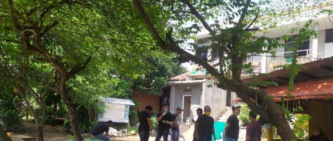 Suasana penelusuran jejak pelaku dengan menggunakan anjing pelacak.