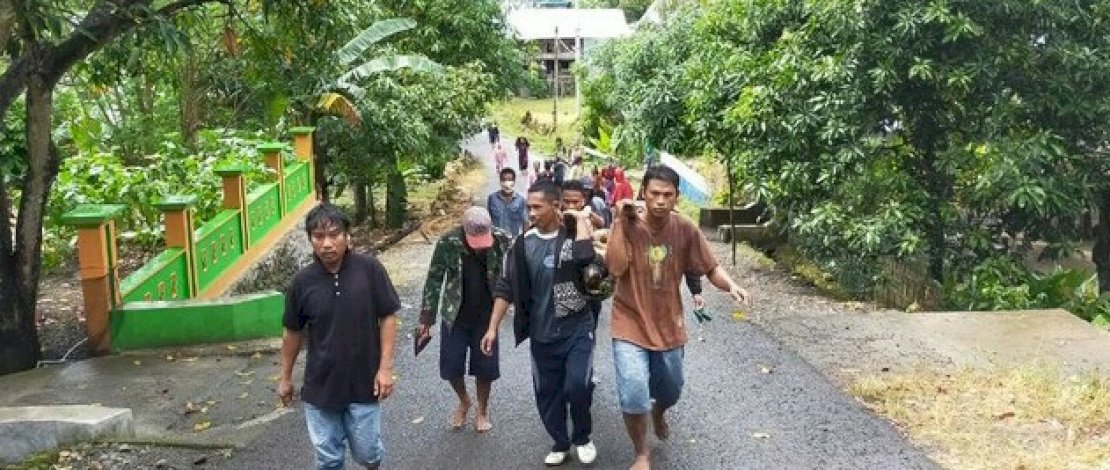 Jasad korban dievakuasi warga.