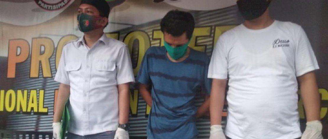 Faiq Maulana (tengah) dihadirkan di Mapolres Depok.