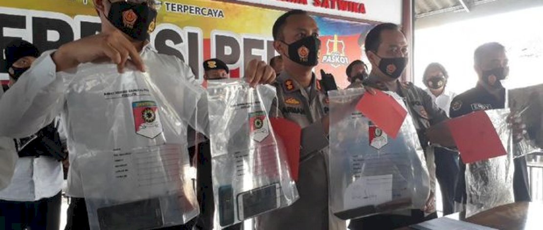 Silfia dan barang bukti pembunuhan yang dia lakukan.