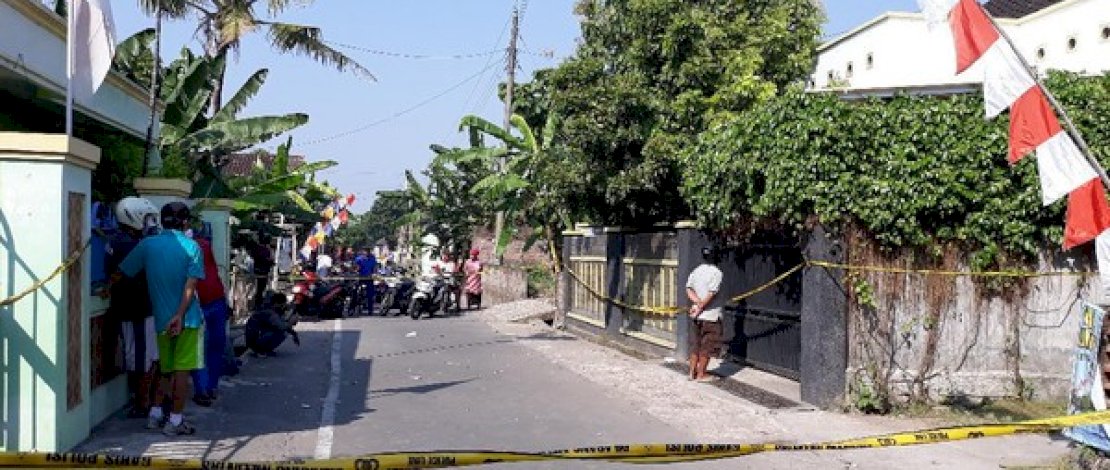 TKP pembunuhan satu keluarga di Sukoharjo.