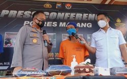 Istrinya Diselingkuhi, Pria Ini Sabetkan Sabit di Leher Teman