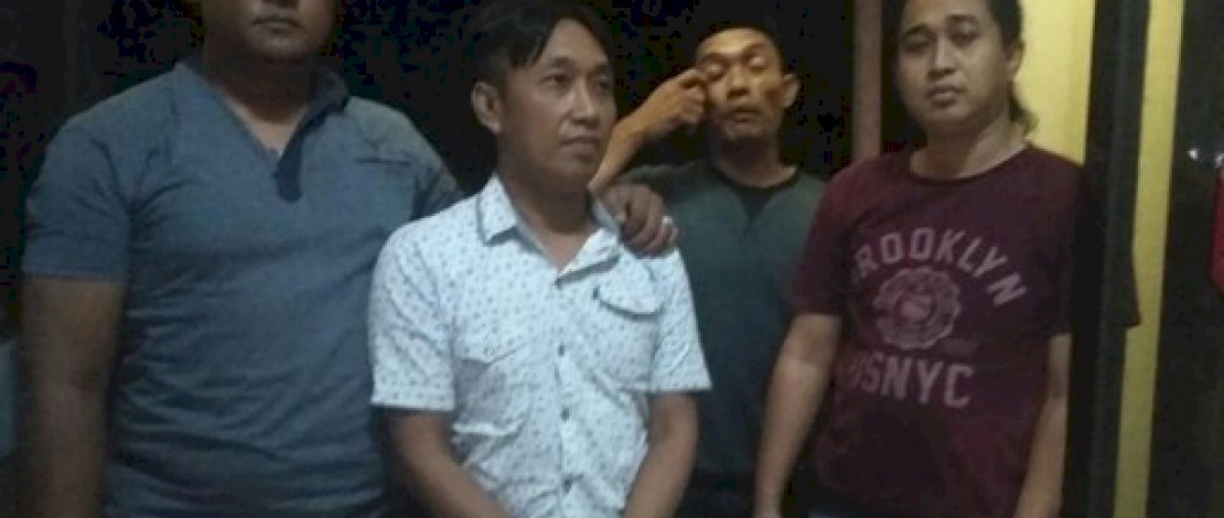 SH (baju putih), pelaku pembunuhan Sutini, dibekuk Unit Resmob Polres Situbondo di Jember.