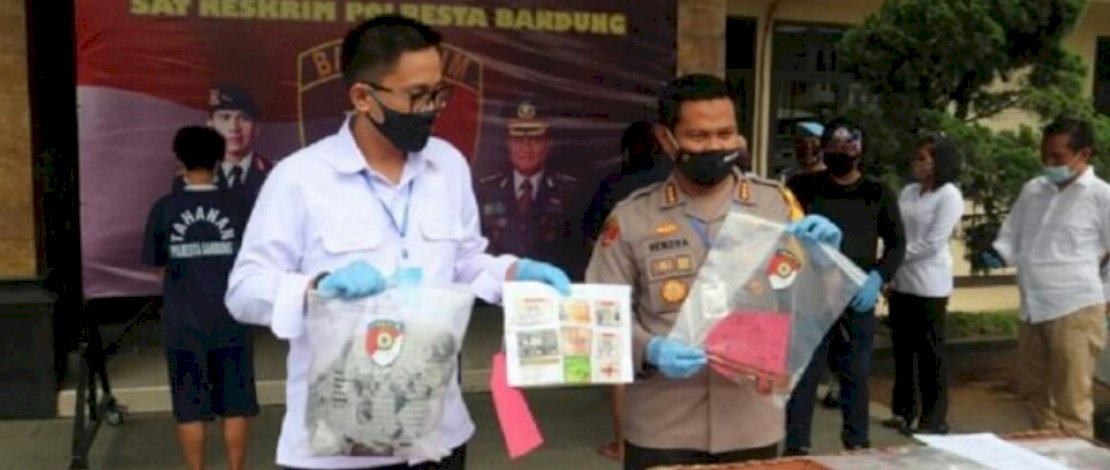 Polisi memperlihatkan barang bukti pembunuhan sopir taksi di Bandung oleh pasangan lesbian.