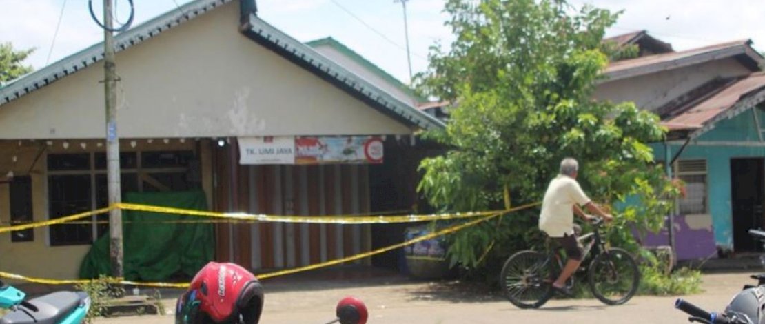 Rumah sekaligus toko korban dipasangi garis polisi.