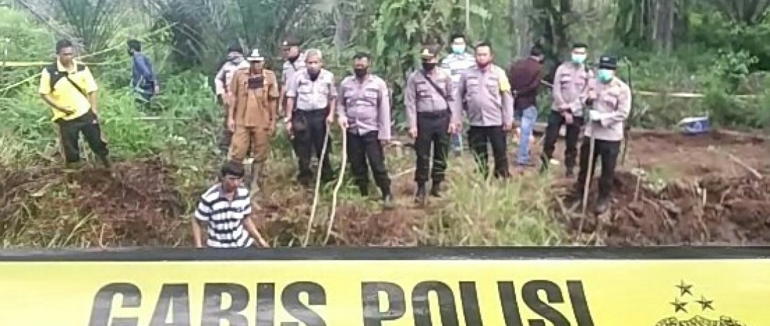 Penyelidikan kerangka manusia dugaan korban pembunuhan di kebun sawit. (Foto: Jambi Independent).