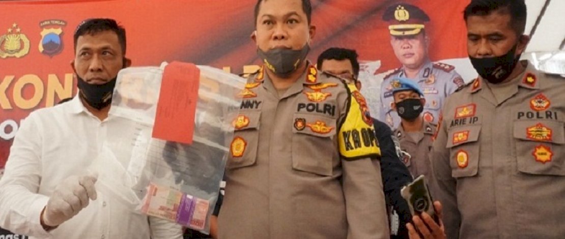 Kapolres Pemalang, AKBP Ronny Tri Prasetya Nugroho, memperlihatkan barang bukti uang Rp10 juta hasil pemerasan. (Sumber: Pasundan Post)