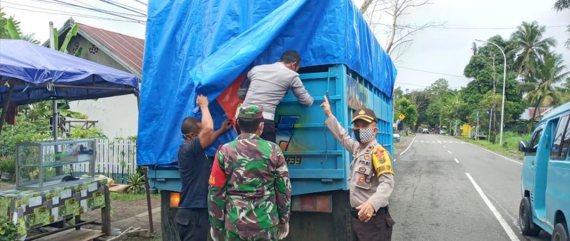 Pemeriksaan sebuah truk dengan bak ditutupi tenda di perbatasan Sinjai-Bone.