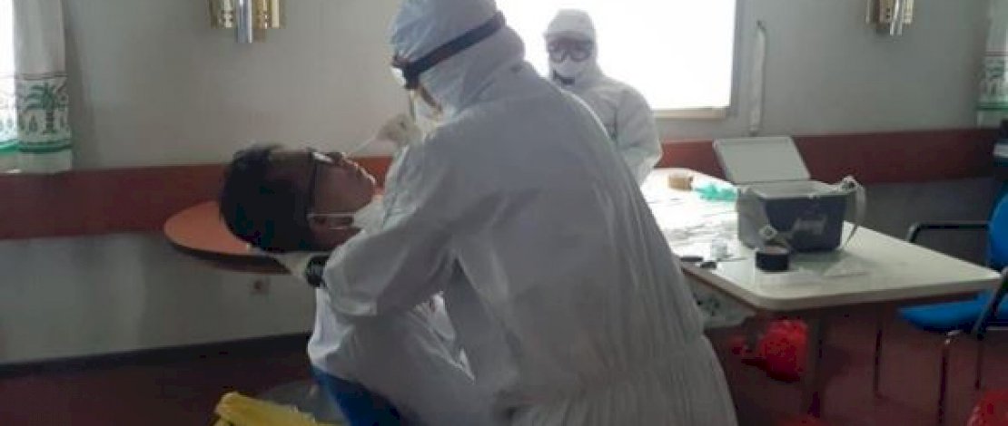 Tim kesehatan, sedang mengambil sampel swab kru KM Lambelu.