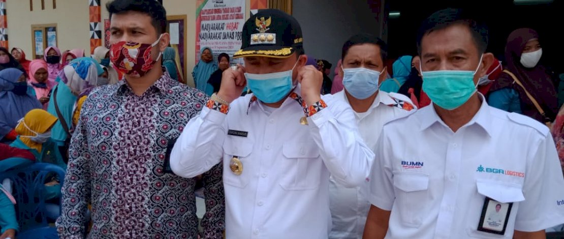 Bupati Lampung Barat, H Parosil Mabsus saat penyaluran beras PKH. Bupati Lampung Barat, H Parosil Mabsus saat penyaluran beras PKH.