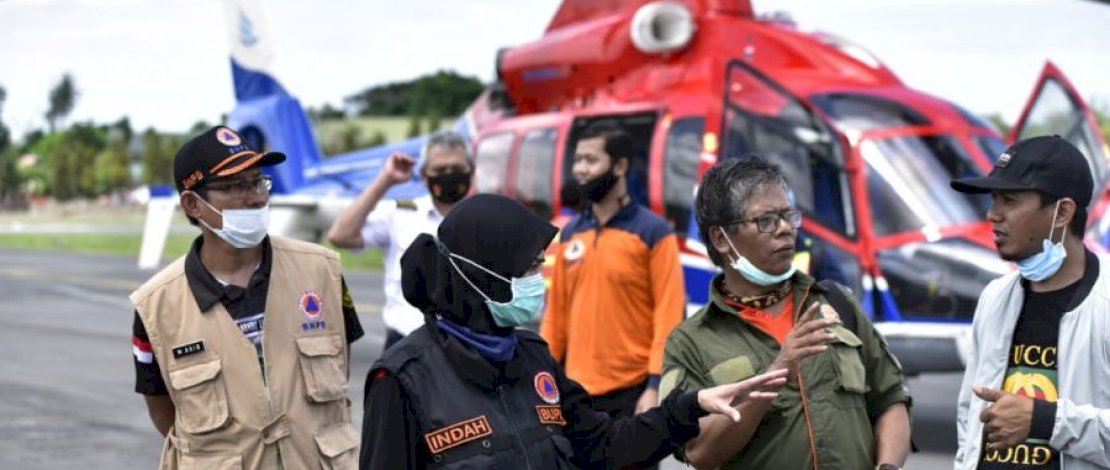 Bupati Lutra, Indah Putri Indriani usai memantau kondisi alam Lutra dari udara. (Sumber: Pemkab Lutra) Bupati Lutra, Indah Putri Indriani usai memantau kondisi alam Lutra dari udara. (Sumber: Pemkab Lutra)