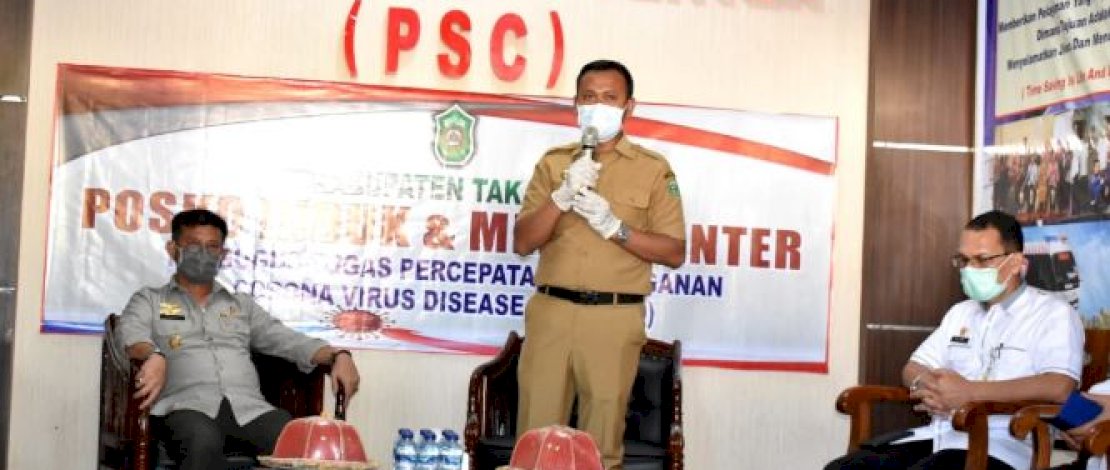 Mentan Syahrul Yasin Limpo menyerahkan bantuan APD, masker dan sabun kesehatan yang diterima Bupati Takalar, Syamsari.