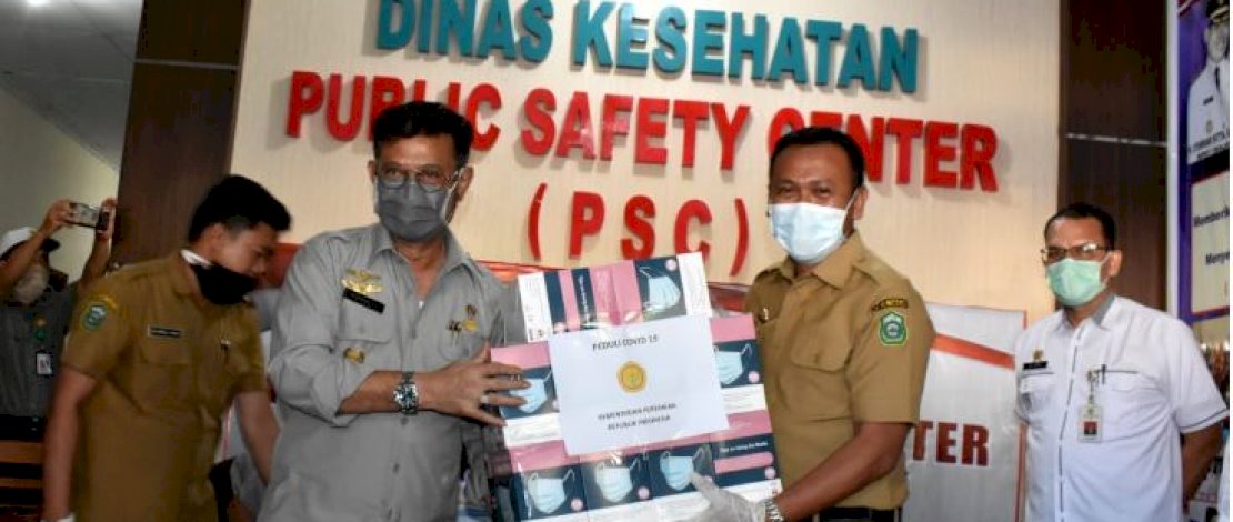 Mentan Syahrul Yasin Limpo menyerahkan bantuan APD, masker dan sabun kesehatan yang diterima Bupati Takalar, Syamsari.