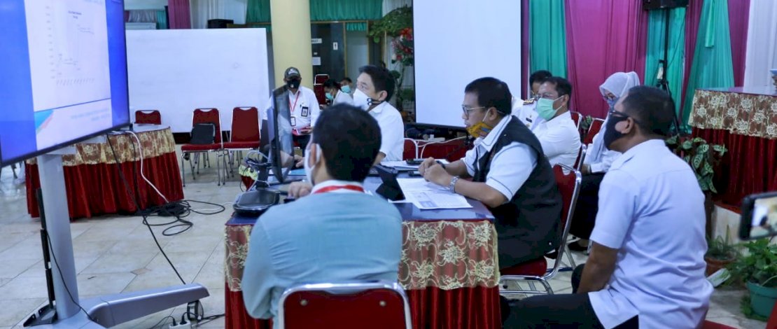 Pj Wali Kota Makassar, M Iqbal Suhaeb, saat high level meeting TPID se Sulsel melalui video conference.