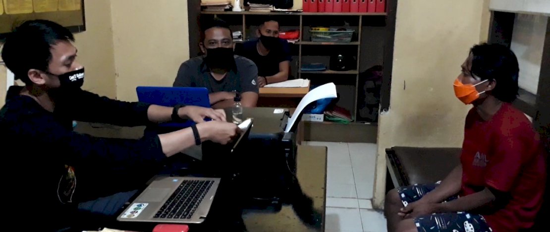 Baco Bolong (baju merah), pemotong telinga istri saat diperiksa penyidik Polsek Larompong, Luwu.