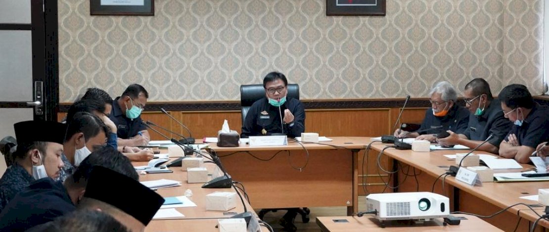 Suasana rapat membahas pembangunan Masjid Sriwijaya Palembang.