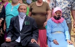 Berawal dari Pandangan Pertama, Kisah Cinta Pemuda Nikahi Nenek 72 Tahun