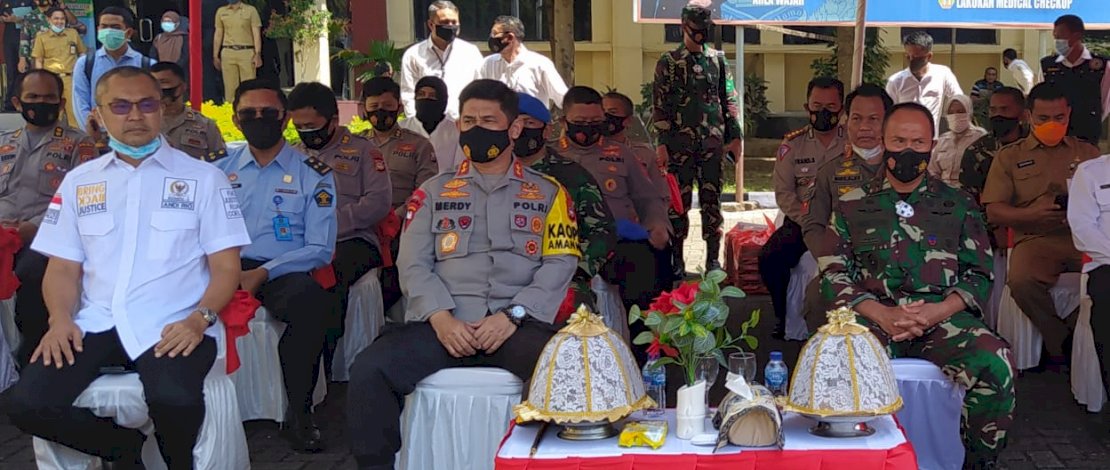 Acara pemusnahan narkoba di Mapolda Sulsel. Tampak Kapolda Sulsel Irjen Pol Merdisyam (tengah), Pangdam XIV Hasanuddin Mayjen TNI Andi Sumagerukka (kanan) dan Anggota Komisi III DPR RI, Andi Rio Idris Padjalangi (kiri). (Foto: Chaidir/Bukamata)