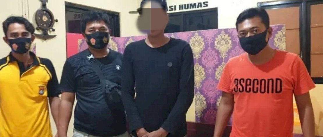 Pelaku IK saat diamankan polisi.