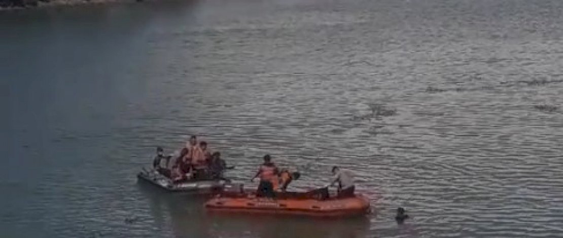 Tim SAR saat melakukan pencarian korban tenggelam.