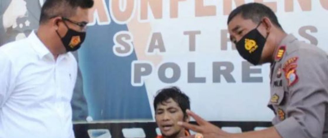 Kasar Reskrim AKP Jufri Natsir (kiri) dan Kasubag Humas Polres Gowa, AKP Mangatas Tambunan saat menginterogasi ZN. 