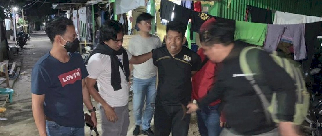 Anwar (ketiga kiri) saat dibekuk Tim Resmob Polda Sulsel.