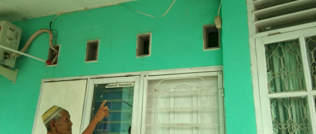 Dg. Siamak menunjuk plafon SMAN 13 yang dibobol pencuri. 