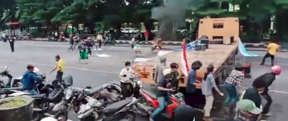 Massa pendemo Habib Rizieq diserang orang tak dikenal.