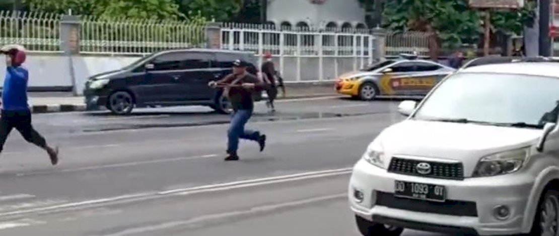 Pria bertopi hitam, merentangkan busur saat membubarkan aksi demo menolak HRS. Pria bertopi hitam, merentangkan busur saat membubarkan aksi demo menolak HRS.