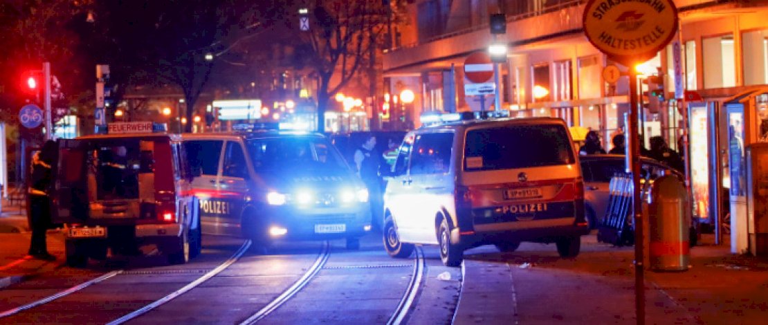Polisi memblokir jalan di dekat Lapangan Schwedenplatz, setelah baku tembak di Wina, Austria,, 2 November 2020. (Foto: Reuters / Leonhard Foeger).