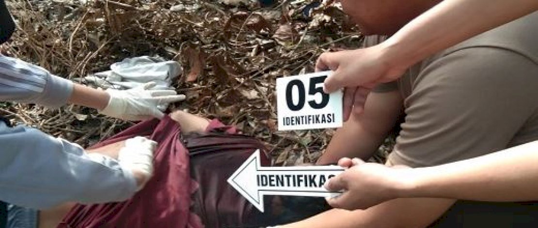 Polisi dari Polres Muara Enim dan Polsek Lembak melakukan olah TKP. 