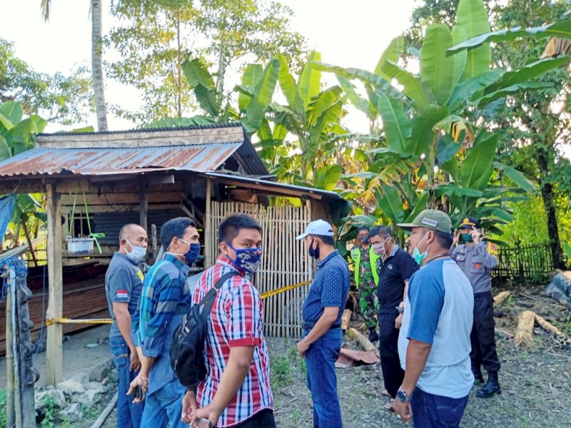 Warga Pangkep Bawa Mortir Temuannya ke Pandai Besi, Minta Dijadikan Parang